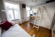 <p>Cosy large furnished studio with mezzanine walking distance to EU area</p>
