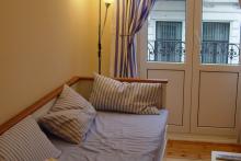 <p>Cosy large furnished studio with large South terrace and mezzanine close to EU area</p>